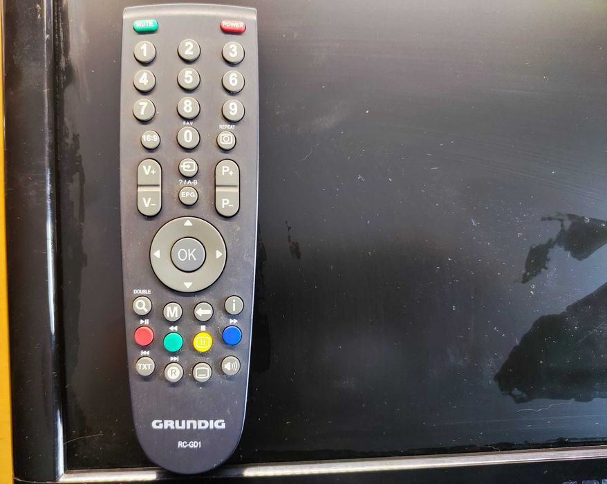 Telewizor do kampera przyczepy 12V 19" GRUNDIG z wieszakiem pilot