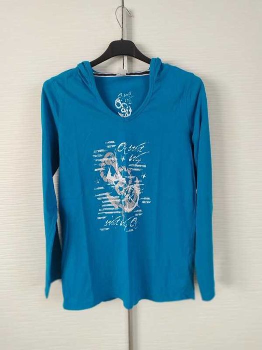 niebieska bluzka z kapturem, cienka bluza, ozdobna grafika, S +gratis