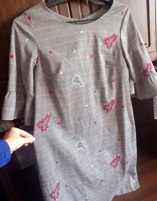 Жіноча сукня з вишивкою