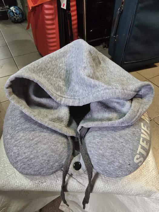 Подушка для шиї STEVE MADDEN для подорожей з капюшоном Сірий