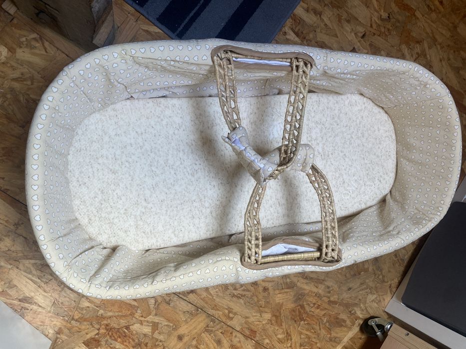 Berco e muda fraldas em verga