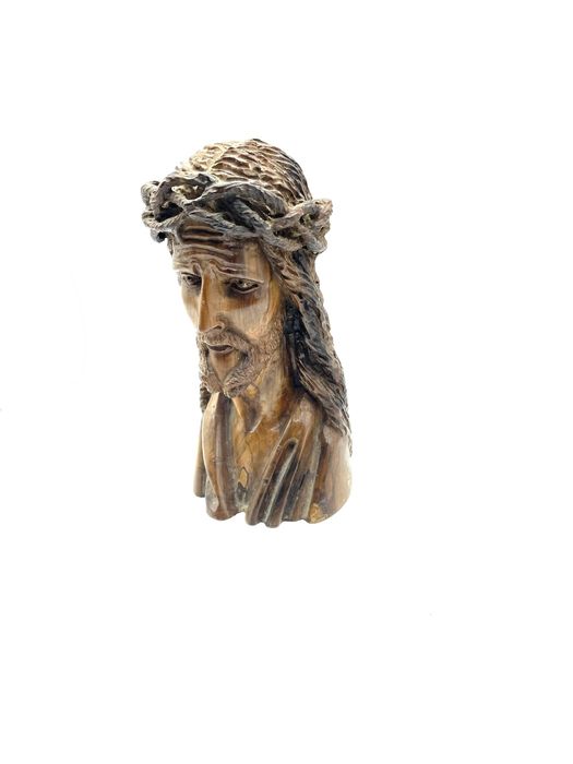 Imagem de jesus cristo esculpido em madeira