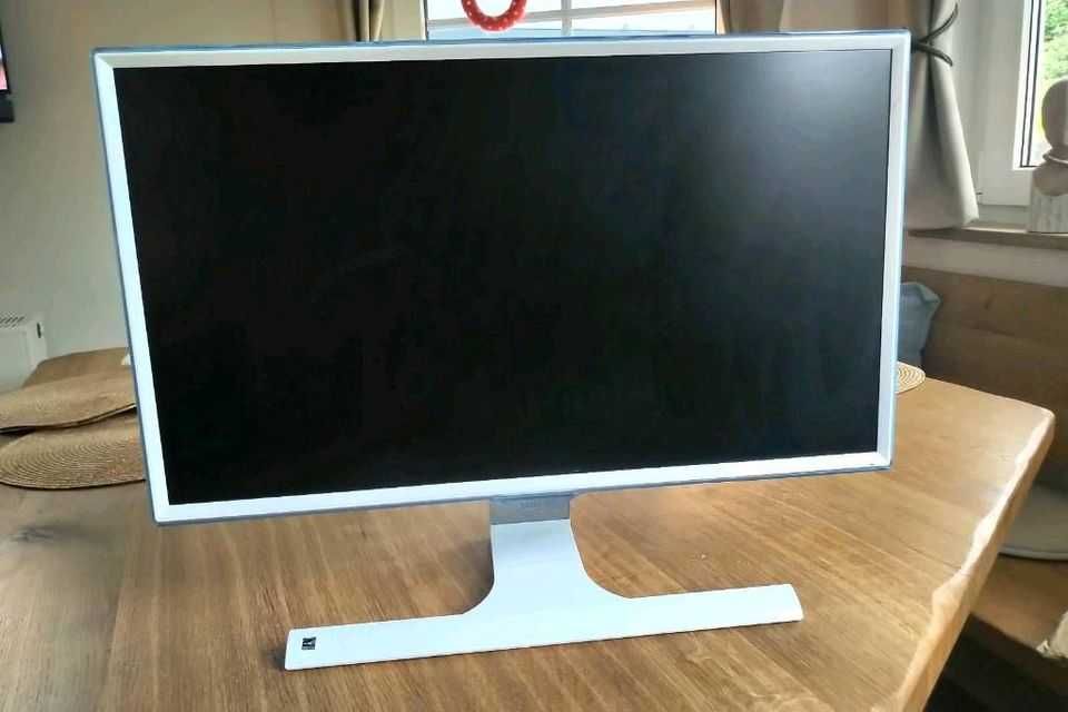 Монитор Samsung SyncMaster 24"
