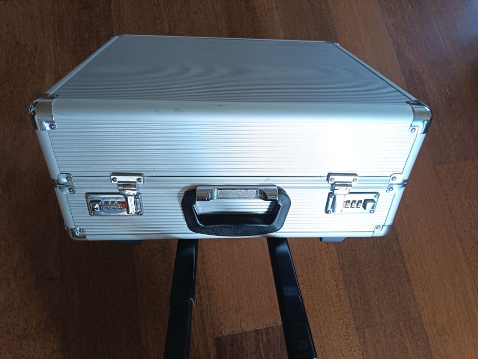 Walizka metalowa na kółkach 45 x 38 x 20