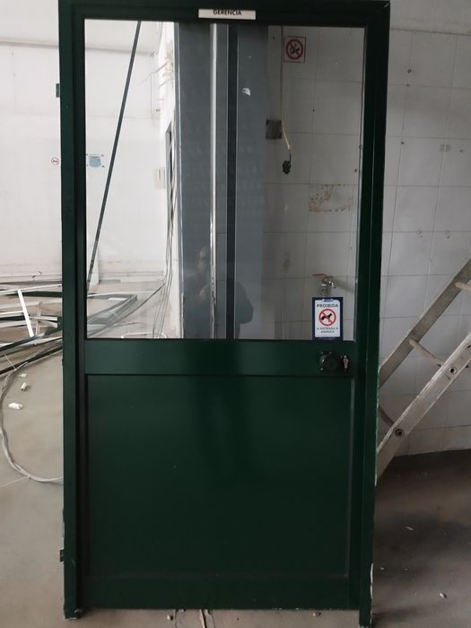 Porta e janela em alumínio.