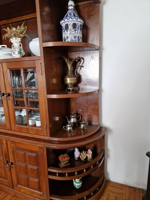 Armário clássico de sala em madeira