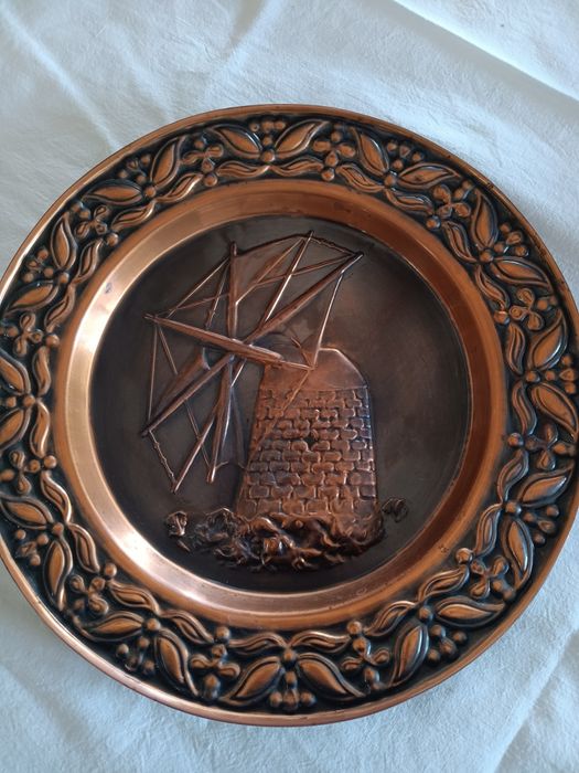 Prato decorativo de cobre repuchado ou latão acobreado.