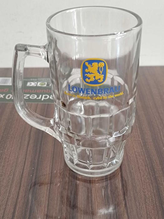 Caneca de cerveja Lowenbrau e 3 copos da cerveja Tsingtao Bee