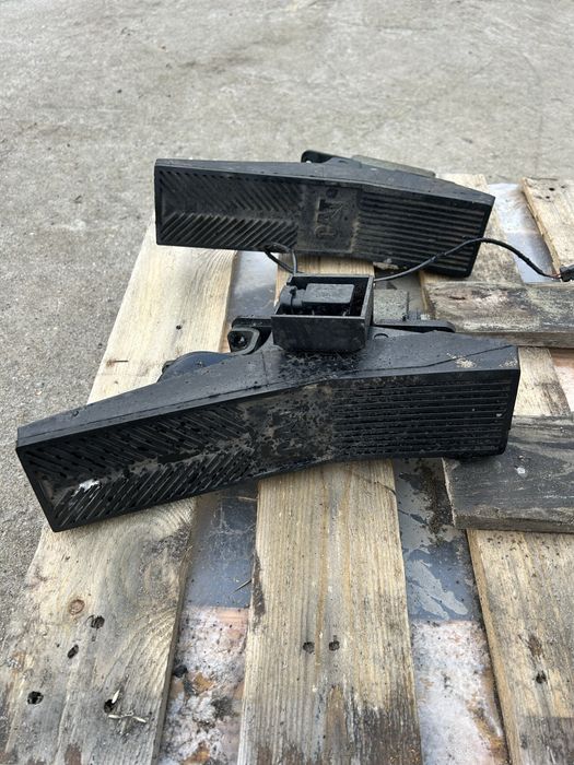 Pedały do koparki Cat 313 D - części do koparki Cat 313D