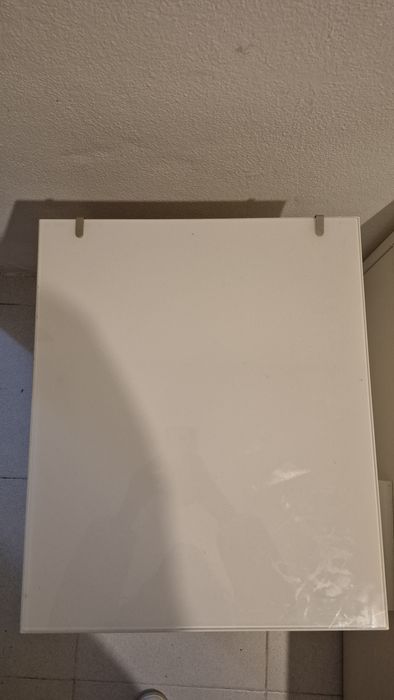 Comoda e mesinha de cabeceira brancas