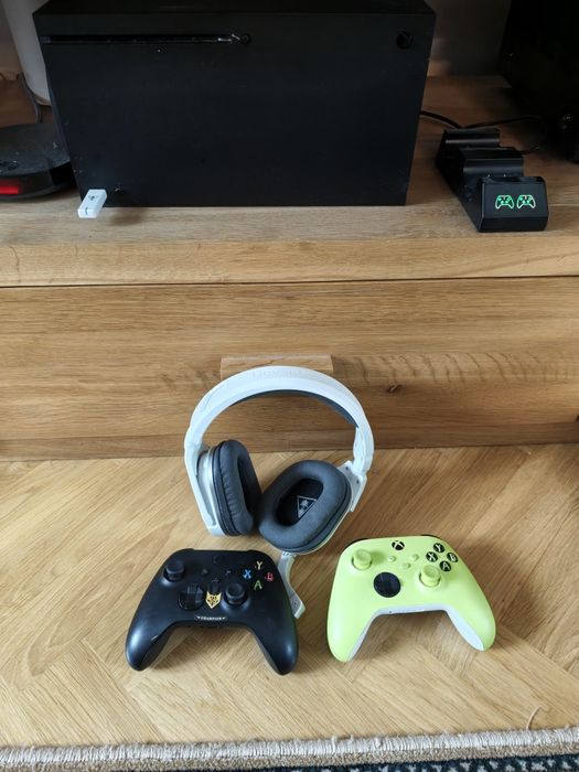 XBOX series X z napędem + 2 pady z ładowarką + słuchawki bezprzewodowe  Turtle Beach 600 G2x