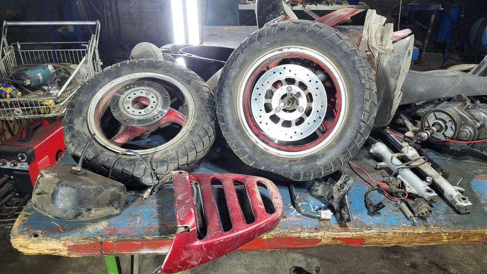 Вайпер Шторм, двигатель 50 кубов двухтактный аналог Ямаха Джог, колёса