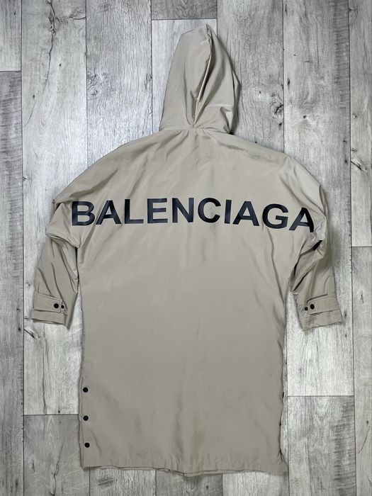 Balenciaga ветровка плащ L-XL размер бежевая с принтом