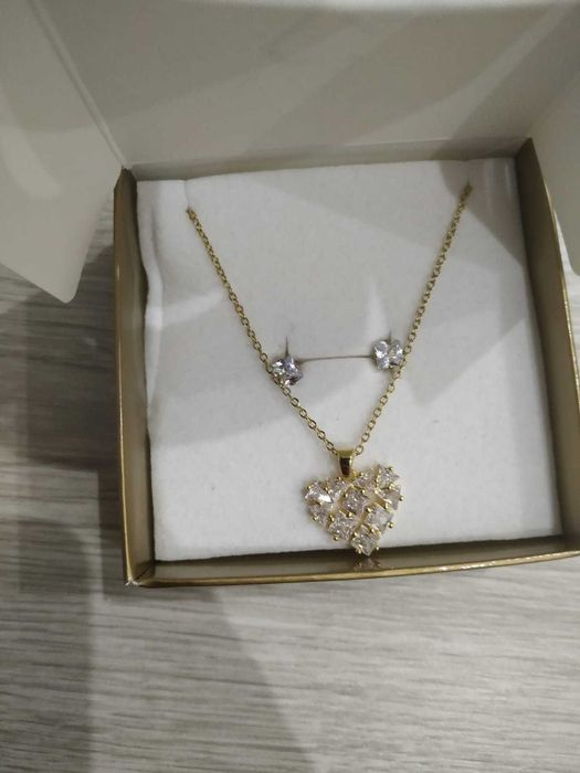 Colar e brincos aço inoxidável dourados e com brilhantes