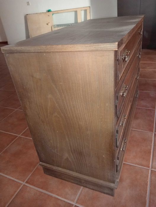 Armário de gavetas em madeira