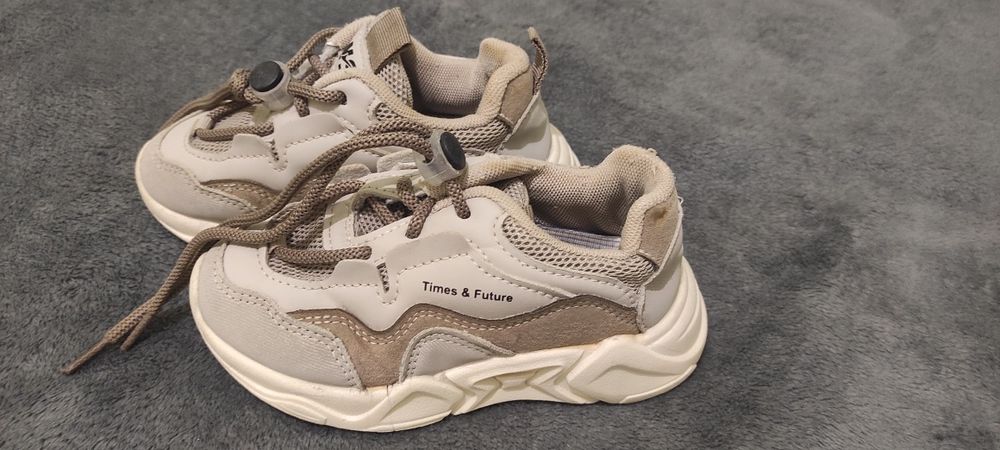 Кросівки бежевого кольору, 27 р  можна і хлопчику і дівчинці