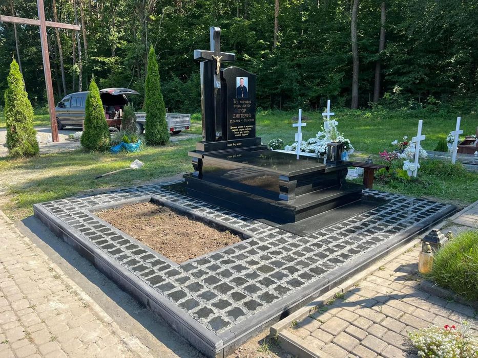 Укладання бруківки біля памятників.