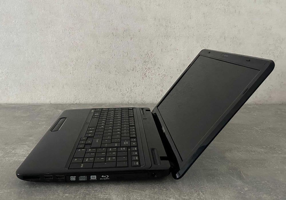 Ноутбук Toshiba (Core i5 / 4 ГБ DDR3 / 128 ГБ SSD / Radeon HD × 1 ГБ)