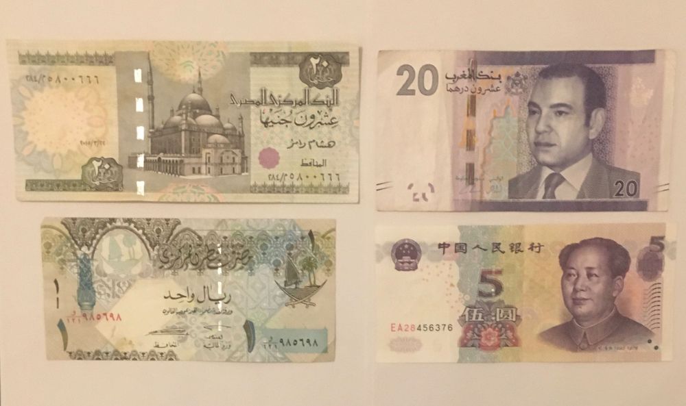 Várias notas estrangeiras antigas