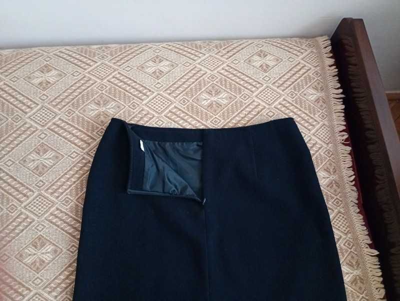 Elegancka spódnica z ozdobnymi guzikami vintage