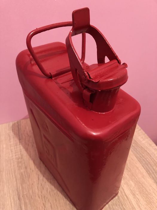 Канистра металлическая обьемом 5 литров для бензина/дизельного топлива