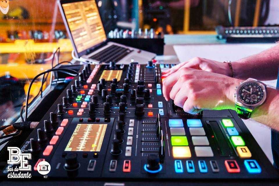 NI Traktor Kontrol S8 - Controlador DJ PRO + Hardcase + 3 Extras