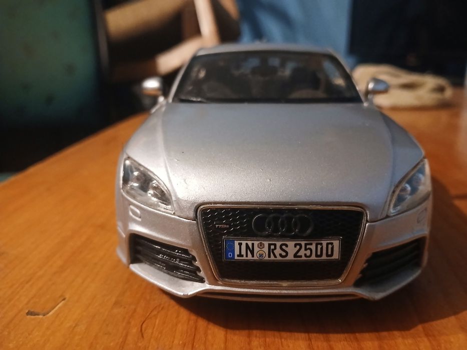 carro de coleção audi TT RS escala 1/18
