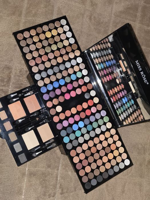 Професійна палетка тіней була у використані декілька разів