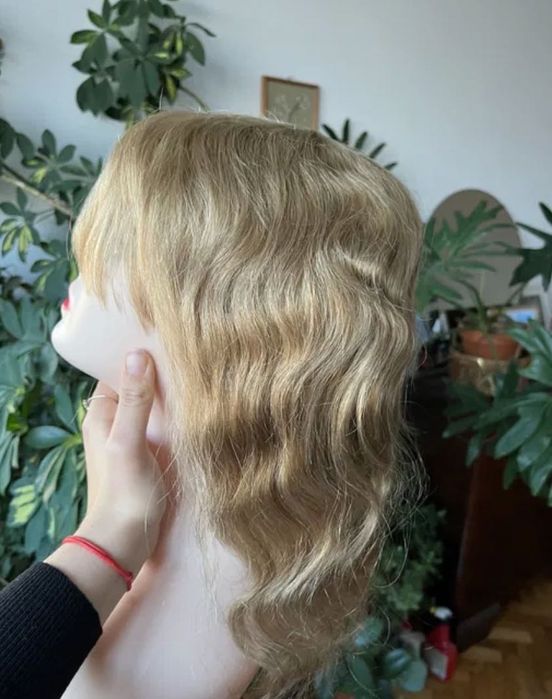 Peruka wlosy naturalne blond krecona z grzywka