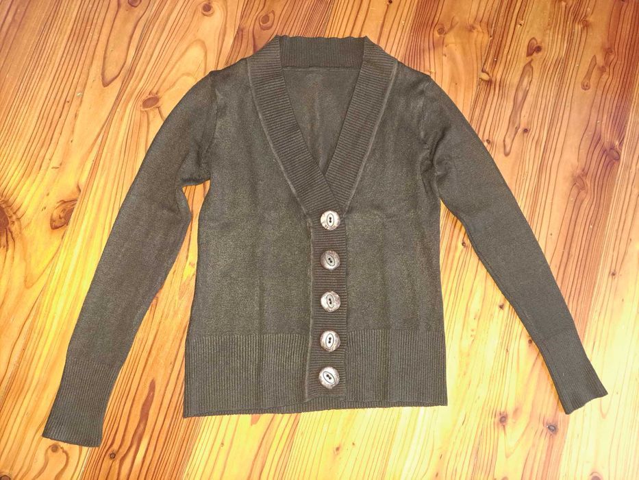 Sweter z guzikami
