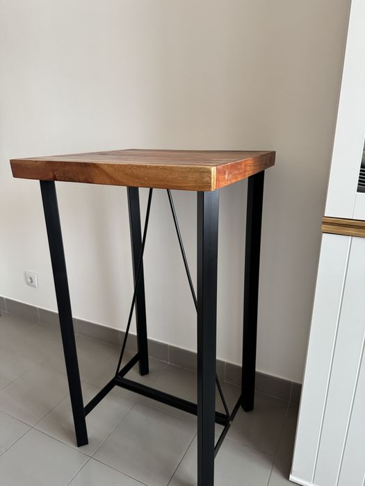 Mesa alta de madeira