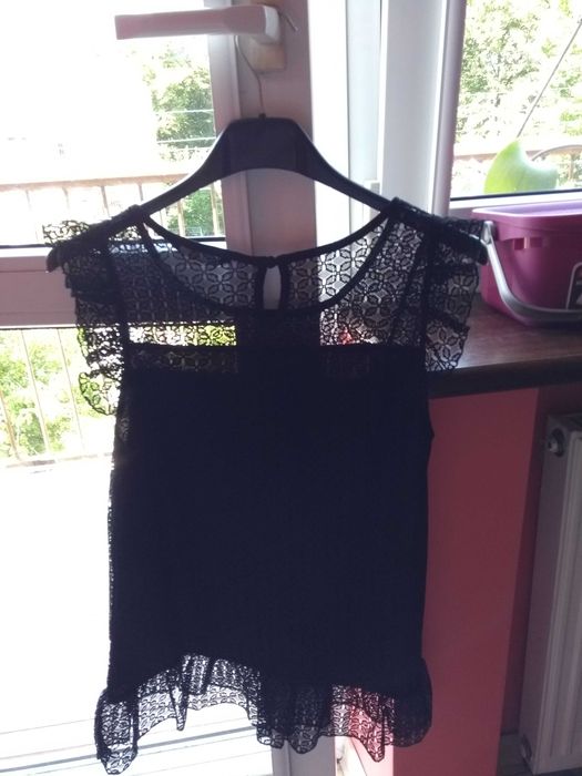 Prześliczna bluzka w kolorze czarnym z koronkami