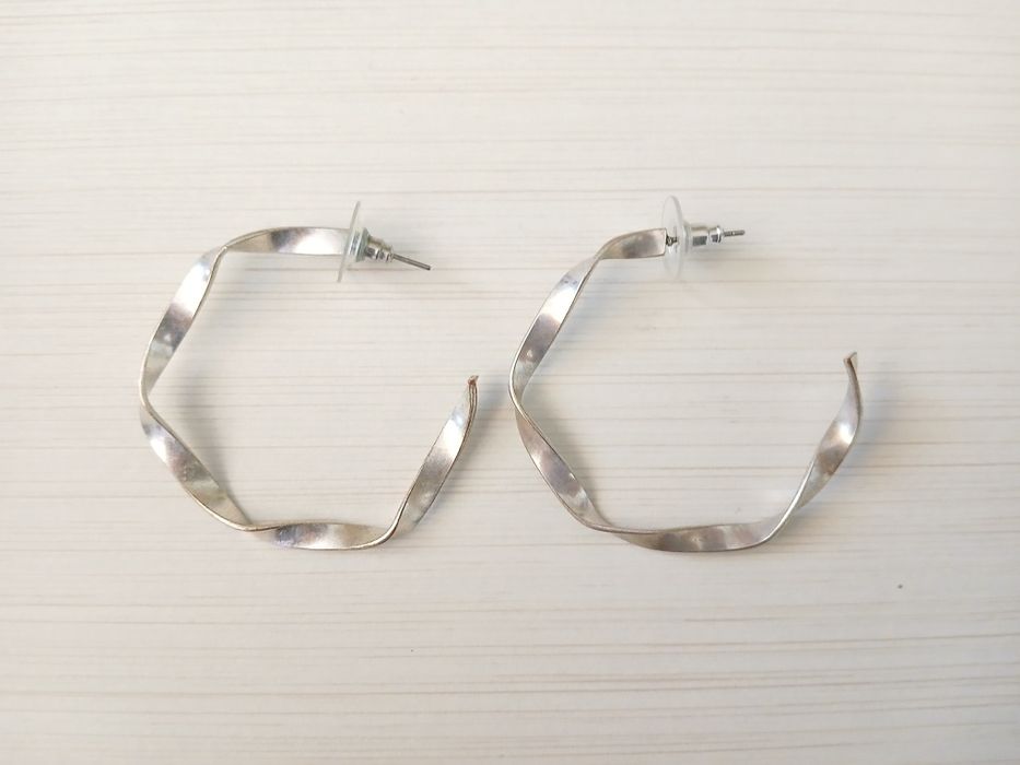 2 pares de brincos prateados