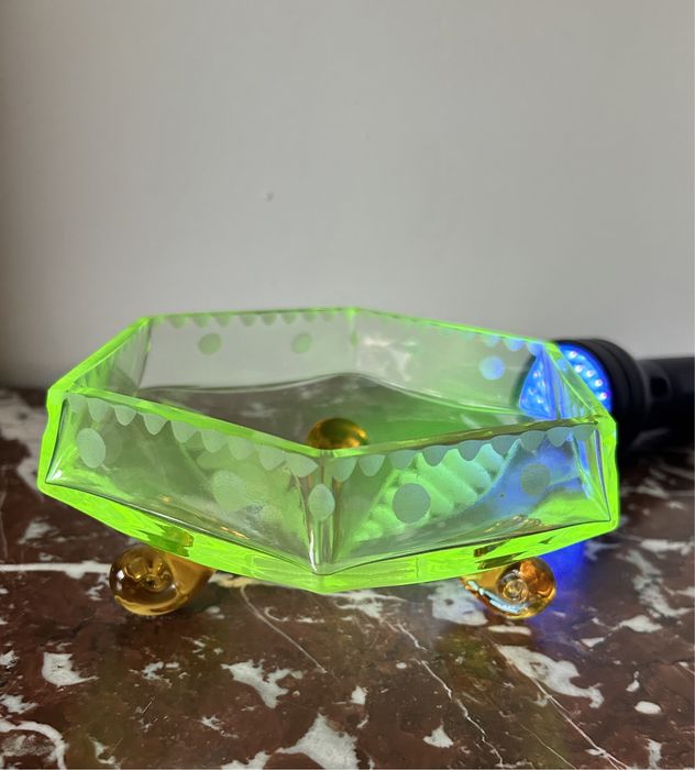 Uranowa patera art Deco