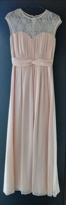 Długa, zwiewna sukienka