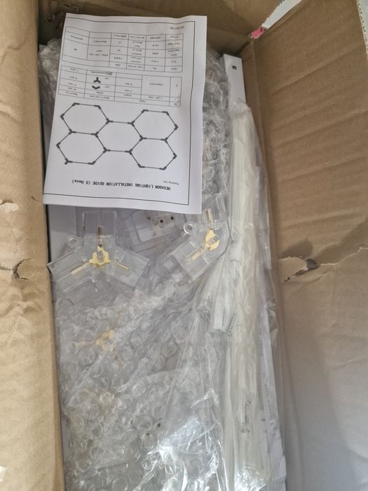 Kit de Iluminação LED Hexagonal, comumente usado em garagens ou oficinas.
