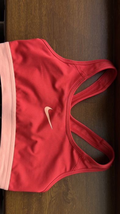 Спортивный топ Nike