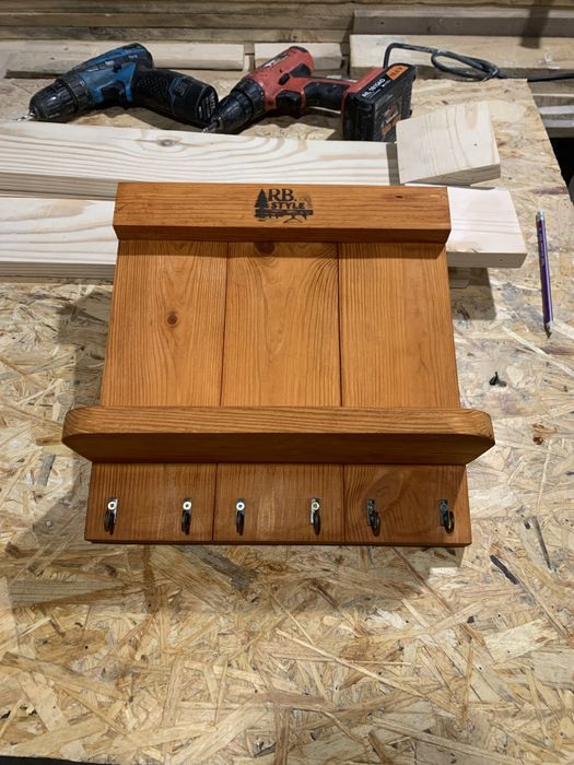 Полочка для ключей из массива сосны  (Loft Vault)