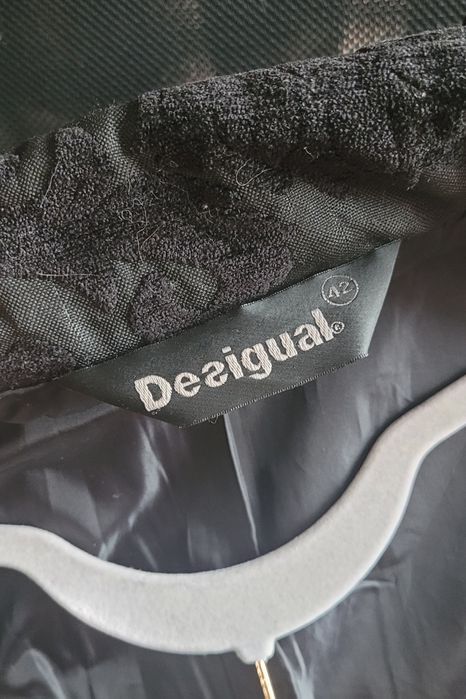 Czarny płaszcz Desigual 42 kwiaty