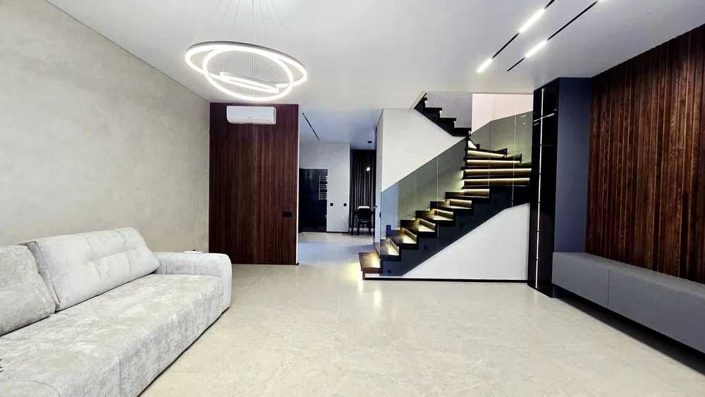 Вітаю. ГАЗ, ЦЕНТРАЛЬНІ КОМУНІКАЦІІ, будинок-дуплекс 125м2; Ліцей#1.