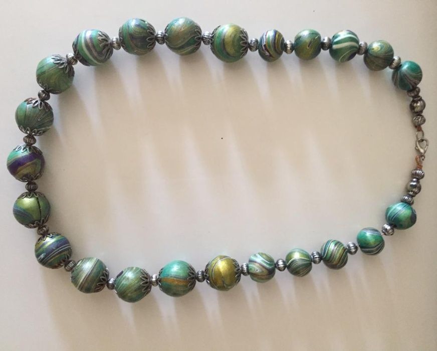 Colar em metal pintado à mão