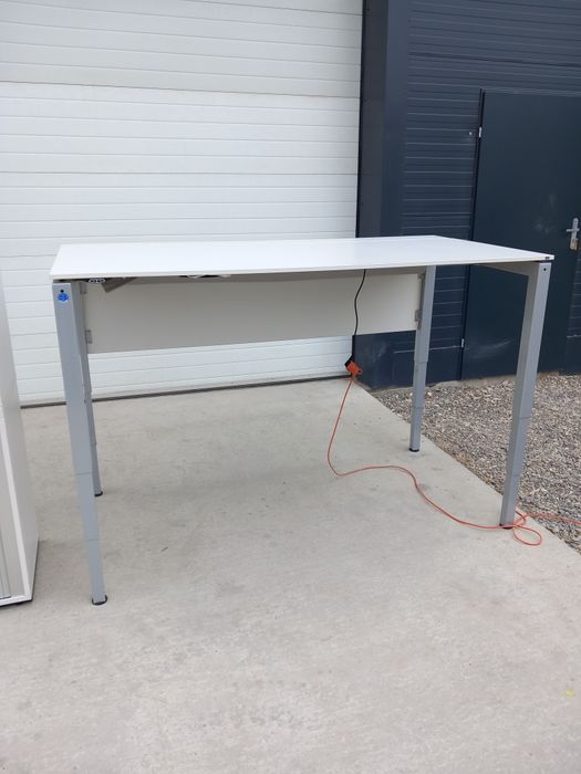 Biurko elektryczne z elektrycznie regulowanym blatem