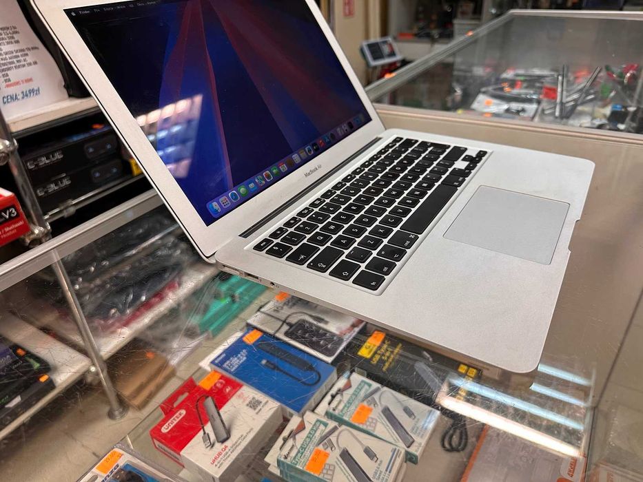 Laptop Apple MacBook Air A1466 8GB 128GB OS Sequoia 15.7