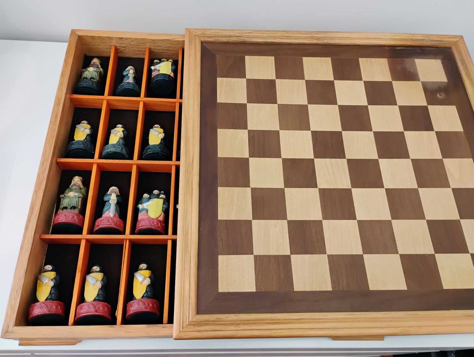 Jogo xadrez c/peças porcelana e tabuleiro madeira