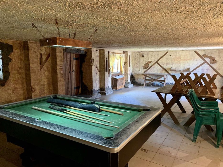 Будівля бувшого магазину з складськими приміщеннями