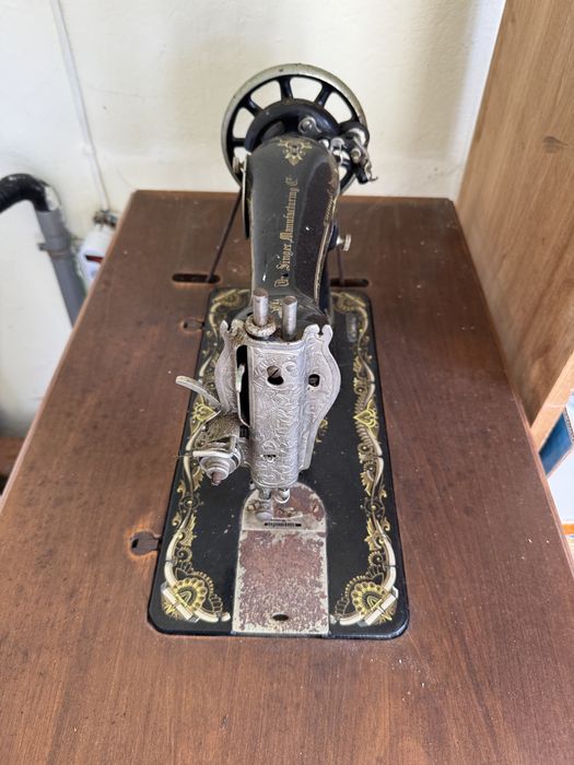Máquina de costura Singer antiga, a funcionar