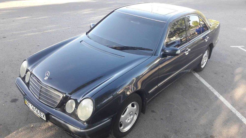 автомобіль Mercedes-Benz E240