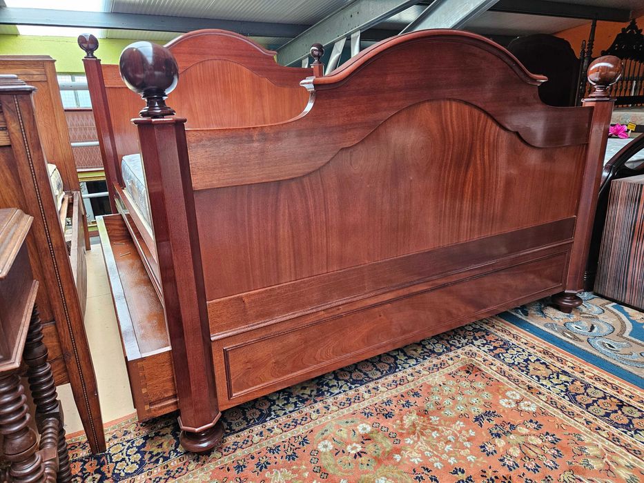 Cama em madeira maciça com estrado e colchão