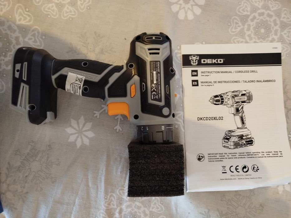 Berbequim/Aparafusadora DEKO 20V com bateria, carregador e acessórios - Novo