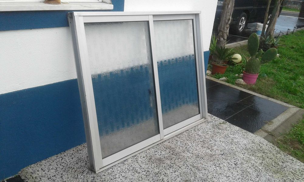 Janelas de aluminio polido com aro e percianas